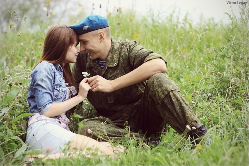 Красивая блондинка снимает видео для своего парня в армии