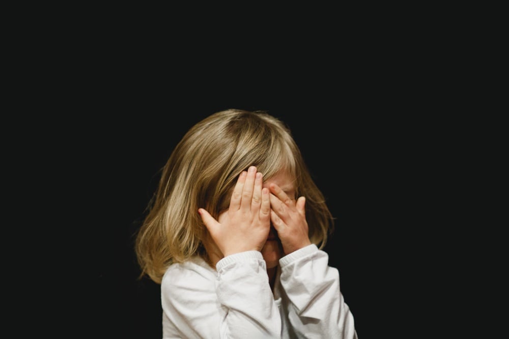 6 примеров родительского газлайтинга, который формирует психологические травмы